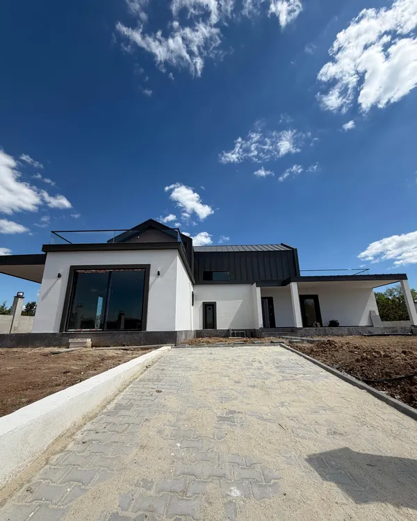 Libera Yakuplu villasının bahçe yolundan ön cephe fotoğrafı