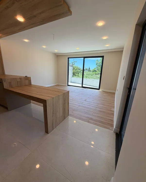 Teslime hazır villada salon ve mutfak tezgâhı